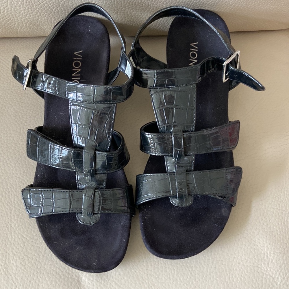 Vionic USA 9 adjustable Velcro front and strap around heel